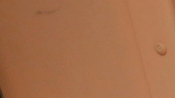 Segúna la demanda, Jespersen fue encerrada sin  agentes penitenciarios ni acceso a una alarma.