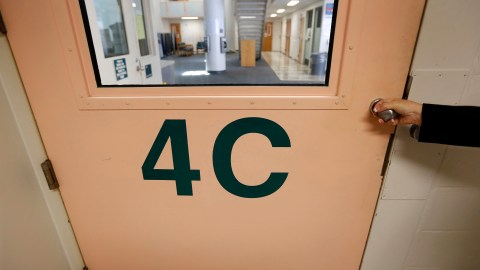 Segúna la demanda, Jespersen fue encerrada sin agentes penitenciarios ni acceso a una alarma.