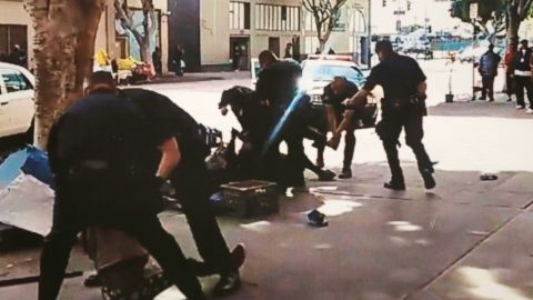 Uno de los casos recientes mas sonados de una muerte a manos del LAPD fue la de un indigente en Skid Row en marzo de este año.