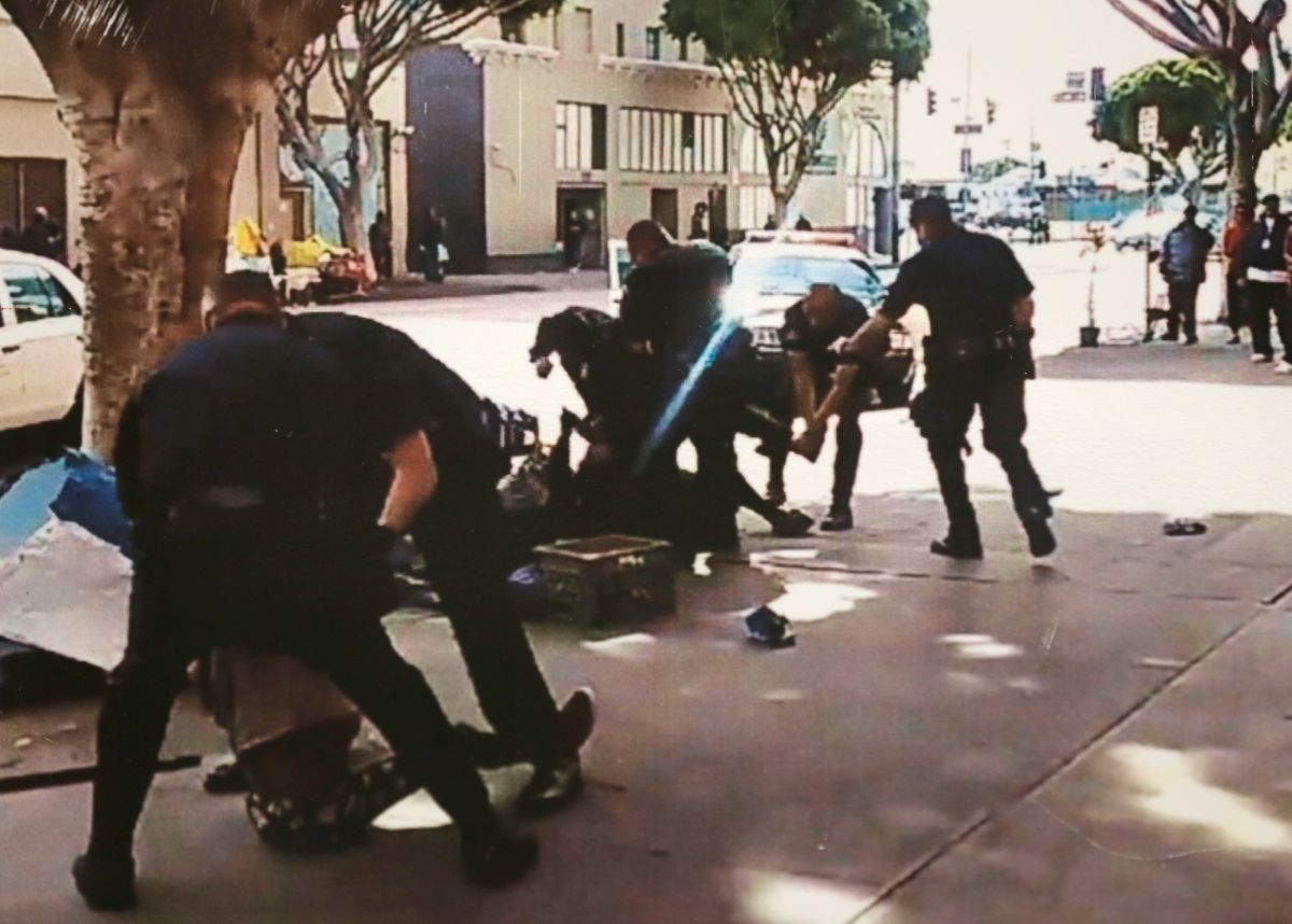 Imagen que muestra el forcejeo de los agentes del LAPD con el indigente.