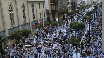Entre gritos de "fuera Correa, fuera" los manifestantes recorrieron la avenida 9 de Octubre en Guayaquil.