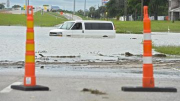 Las inundaciones han obligado a evacuar barrios en Texas.