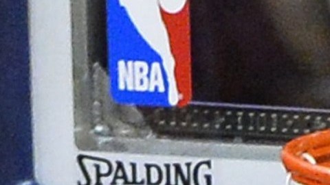 LeBron James clava el balón, como parte de otro partido completo de su parte.