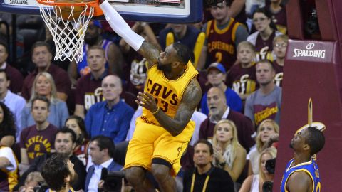 LeBron James clava el balón, como parte de otro partido completo de su parte.