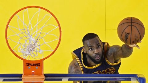 LeBron James tuvo otro triple-doble en el juego del domingo, pero su esfuerzo fue insuficiente.