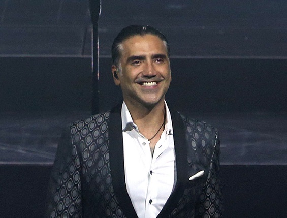 Alejandro Fernández no oculta su felicidad tras regresar al escenario después de un fuerte accidente.