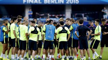 Jugadores del Barcelona platican antes del entrenamiento en el Estadio Olímpico de Berlín. /EFE