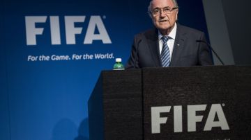 Joseph Blatter ha sido suspendido por 90 días, a pesar de que hoy dijo que no dejaría el cargo hasta febrero.