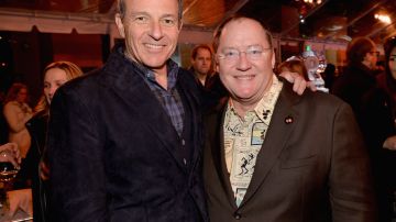 Bob Iger, izq., principal dirigente de The Walt Disney Co., junto a John Lasseter, Director Creativo de Walt Disney y Pixar Animation Studios.