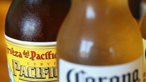 En todo EEUU, la edad mínima para ingerir bebidas alcohólicas es 21 años.