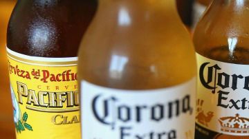 En todo EEUU, la edad mínima para ingerir bebidas alcohólicas es 21 años.