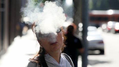 Persona fumando un cigarrillo electrónico.