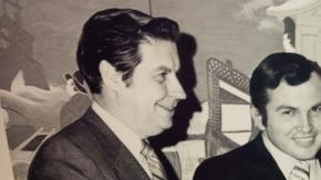 Danny Villanueva, segundo de izq. a der., es una leyenda del deporte y de la televisión en español.