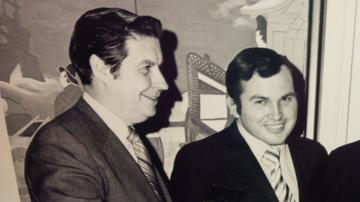 Danny Villanueva, segundo de izq. a der., es una leyenda del deporte y de la televisión en español.