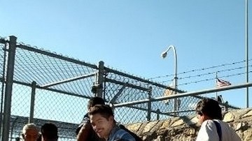 Inmigrantes deportados cruzan la frontera hacia México.
