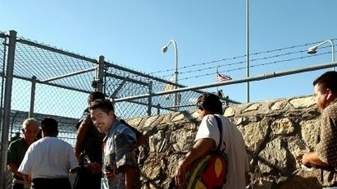 Inmigrantes deportados cruzan la frontera hacia México.