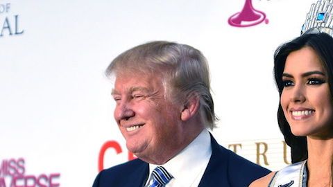 Donald Trump con la última Miss Universo, la colombiana Paulina Vega.