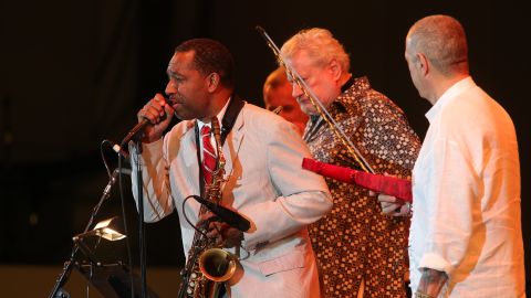 Eddie Palmieri y su banda de jazz afrocubano deleitaron ayer a los asistentes a la primera jornada del Playboy Jazz Festival.