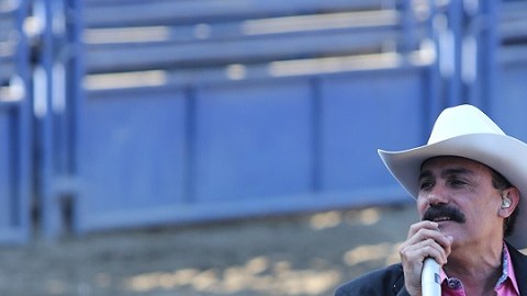 El Chapo de Sinaloa canta en el Pico Rivera Sports Arena encima de uno de sus caballos.