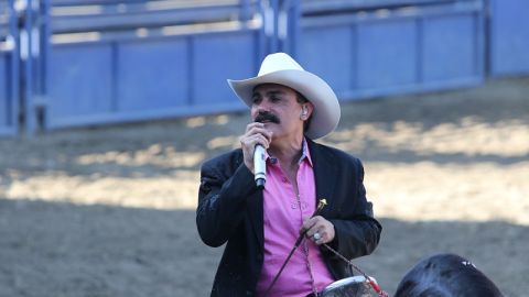 El Chapo de Sinaloa canta en el Pico Rivera Sports Arena encima de uno de sus caballos.