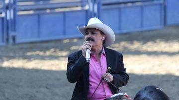 El Chapo de Sinaloa canta en el Pico Rivera Sports Arena encima de uno de sus caballos.