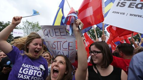 Cientos de personas se reunieron para celebrar el fallo de la Corte Suprema a favor del matrimonio gay el viernes 26 de junio.