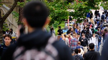 Estudiantes caminan por el campus de UCLA.