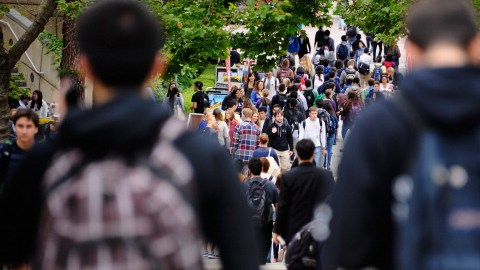 Estudiantes caminan por el campus de UCLA.