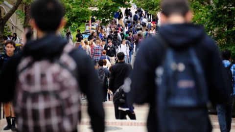 Estudiantes caminan por el campus de UCLA.