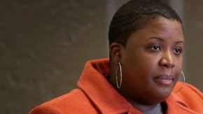 Cleopatra Cowley-Pendleton (izq.) muestra una foto de su hija Hadiya, 15, y Shundra Robinson otra de su hijo Deno Wooldridge, 18, durante una reunión de familiares y víctimas de la violencia armada y grupos de activistas defensores del control de armas en Cornell Square Park, de Chicago, Illinois, el 14 de diciembre 2013, en el aniversario de la masacre en la escuela primaria de Sandy Hook.