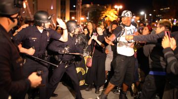 Manifestantes y agentes del LAPD durante una de las protestas por la muerte de Michael Brown a manos de un agente policial en Missouri. /GETTY IMAGES