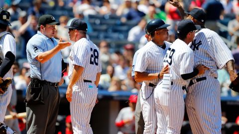 Un furioso CC Sabathia es detenido por sus compañeros luego de haber sido expulsado por el umpire Dan Bellino, a quien le reclamó bolas y strikes.