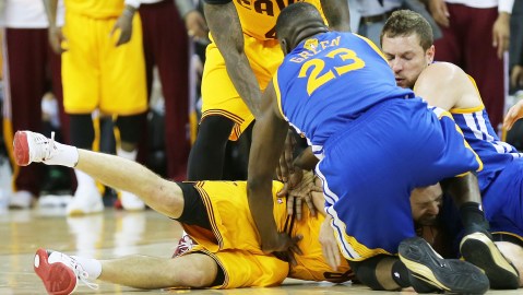 Matthew Dellavedova, de los Cavaliers, recupera un balón en el suelo en el juego del martes, en una imagen que se ha repetido en las Finales de la NBA.