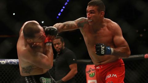 Fabricio Werdum sacó la mejor parte del intercambio de golpes con Caín Velásquez, quien se vio sin su acostumbrado acondicionamiento físico.