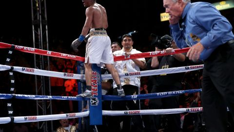 Momento en el que Jessie Vargas celebra un aparente nocaut de milagro. El réferi Pat Russell , confundido, indica que escuchó la campana, aunque en realidad fue la señal de los 10 segundos para el final del round 12.