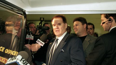 Pete Rose ha estado buscando el perdón del béisbol organizado por años, pero el más reciente reporte podría terminar de cerrarle las puertas.