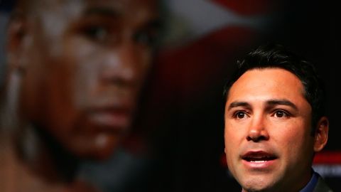 Óscar de la Hoya primero dijo que no a un reto de Floyd Mayweather, pero muy pronto dijo lo contrario.