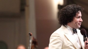 Gustavo Dudamel en una imagen de archivo tomada en el escenario del Hollywood Bowl.