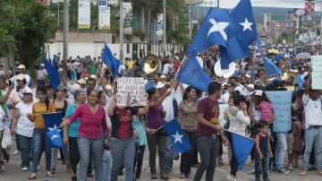 MILES MARCHAN CONTRA CORRUPCIÓN EN HONDURAS Y EN APOYO A PRESIDENTE HERNÁNDEZ