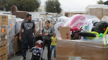 Uriel y Silvia Meza, residentes de Bakersfield, California y sus hijos Adrian, Valeria y Jonathan visitan cada semana Via Trading.