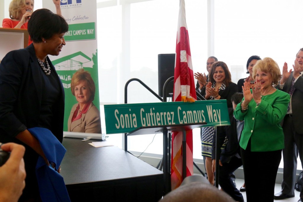 La alcaldesa de Washington, Muriel Bowser (izq.), durante el homenaje a Gutiérrez.