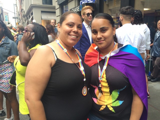 Arlene Gómez (izq.) y Cristina Cores en la Marcha de Orgullo Gay 2015. 