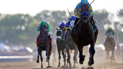 American Pharoah #5, en la monta de Víctor Espinoza, cruza la línea final por delante de Frosted #6, del jinete Joel Rosario, y Keen Ice #7, bajo el mando de Kent Desormeaux, para ganar la edición 147 de la Belmont Stakes. /GETTY IMAGES