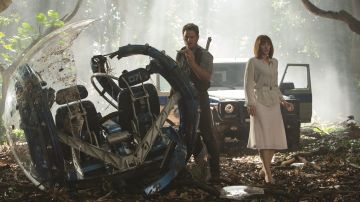 Chris Pratt y Bryce Dallas Howard comprueban los destrozos causados por los dinosaurios en 'Jurassic World'.
