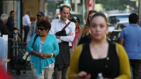 Latinos en el centro de Los Ángeles.