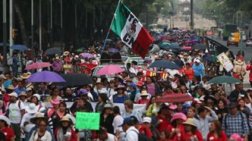 Maestros de la CNTE marchan en la Ciudad de México.