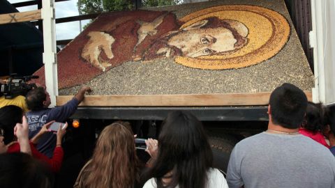 TRASLADAN A ASUNCIÓN EL "ALTAR DE MAÍZ", ESCENARIO PARA UNA MISA DEL PAPA