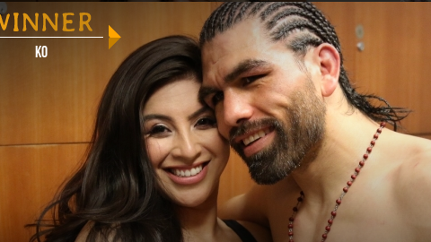 Alfredo Angulo celebró la victoria del sábado con su esposa Ceci.