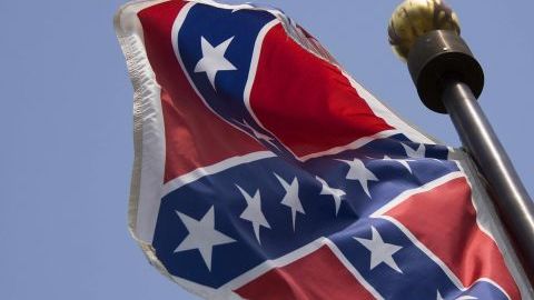 Retiran la bandera confederada del Capitolio en Carolina del Sur.
