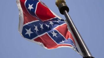Retiran la bandera confederada del Capitolio en Carolina del Sur.